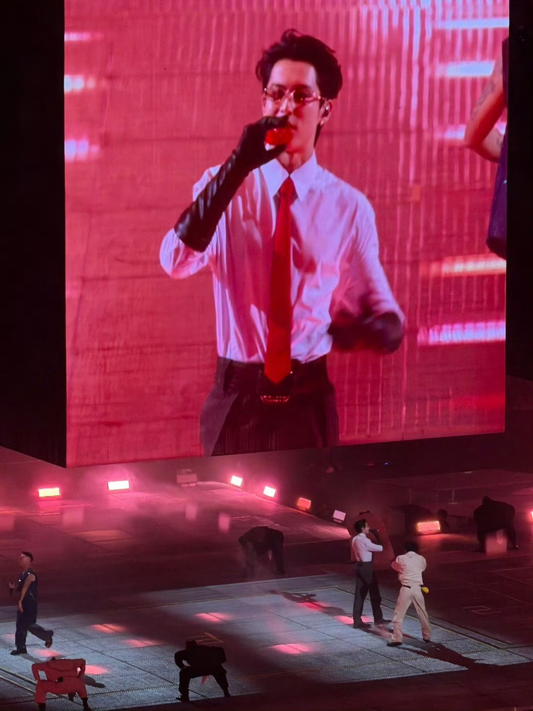 王鹤棣今晚演唱会大屏生图 ​​​