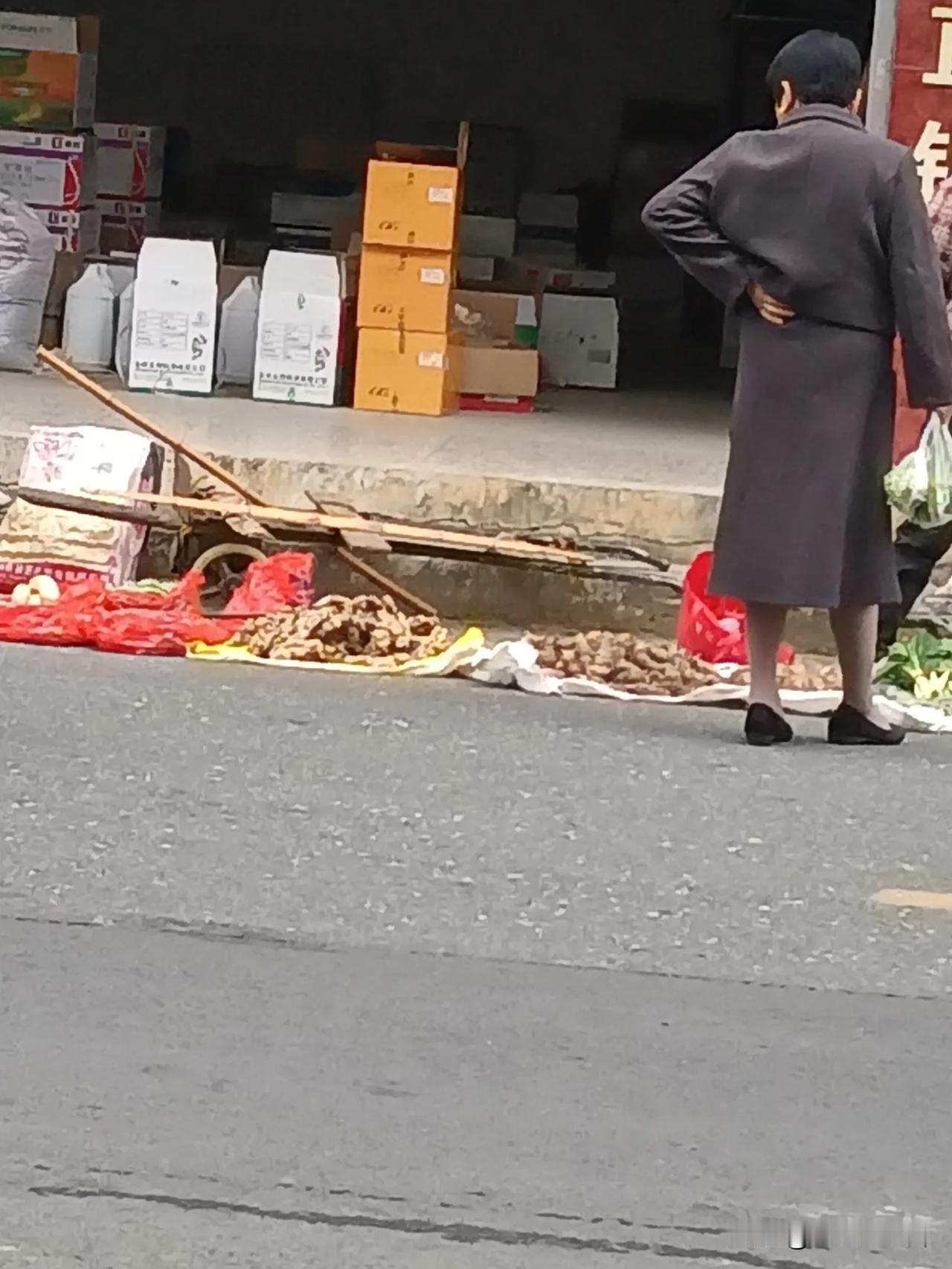 #秋日生活打卡季#老天爷，今天上午你可以不要下雨，这些农民伯伯来卖菜不容易，等他
