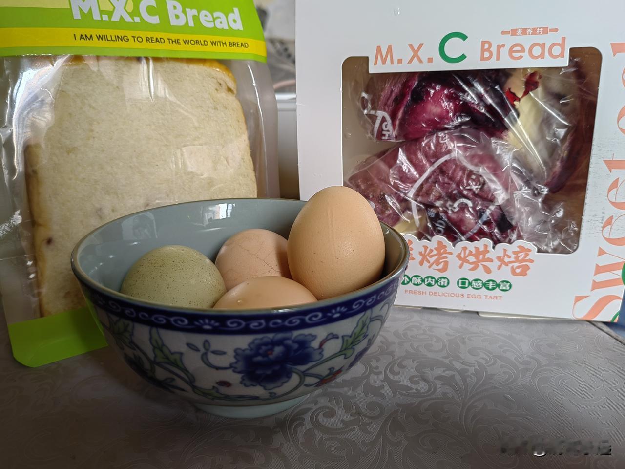 早上起床我准备去买早餐，走进厨房一看，昨天老公帮我们买的蛋糕、草莓蛋糕、怕我们吃