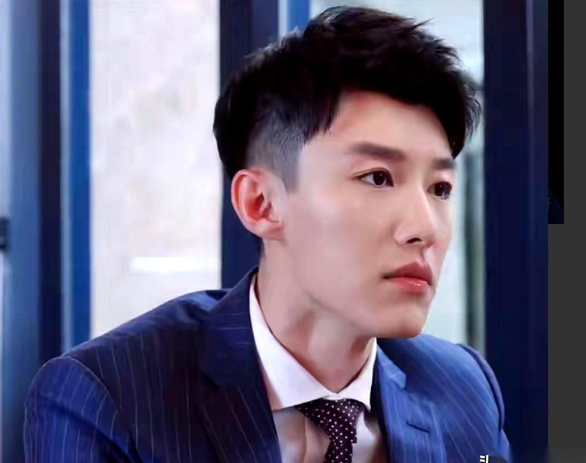 代旭这岳父，真是让人看不透。

岳父是北京人艺的国家一级演员，人脉深厚。可这么多