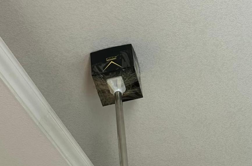 自从上周搬走空着反击楼上，已经五天了，楼上疯了一样的联系我们，想跟我们和解，我当