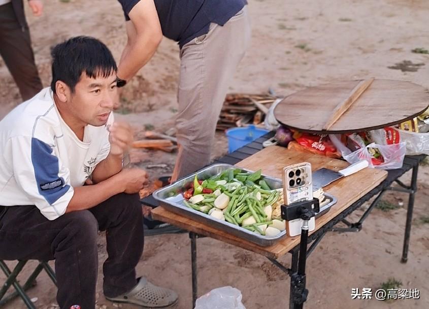 刀郎演唱会去哪看在视频号看了刀郎山河万里音乐会。说真的民间音乐人才很多，尤其是那