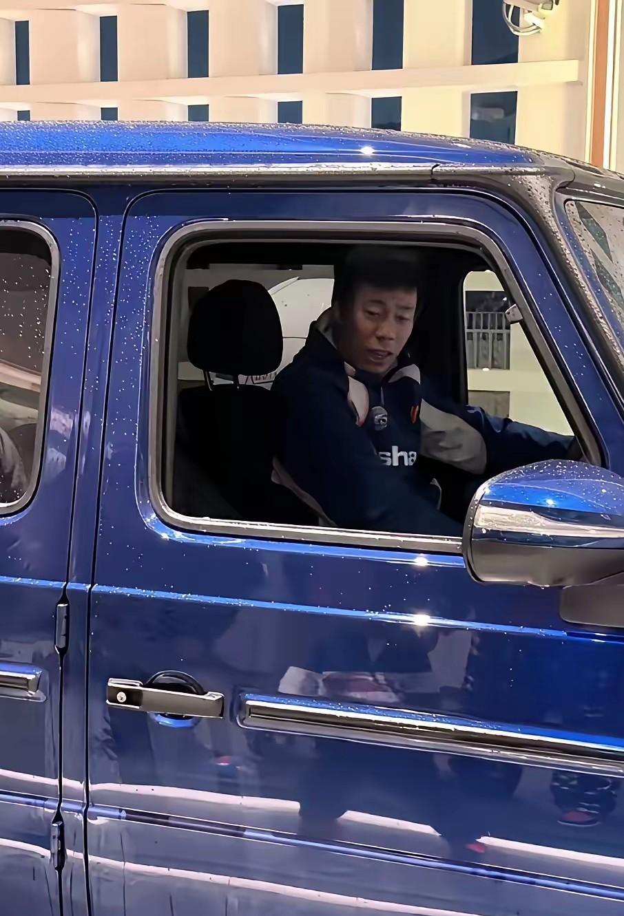 运动员尤其是某个领域的顶尖运动员，一年挣得真的是普通人一辈子都挣不了的钱啊，在一