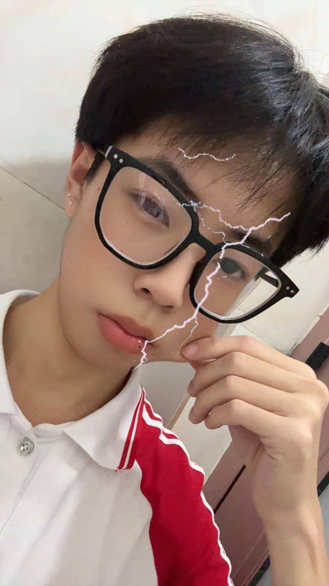 比我萌的没我帅 比我帅的我去你的吧。半框眼镜 黑框眼鏡 男高