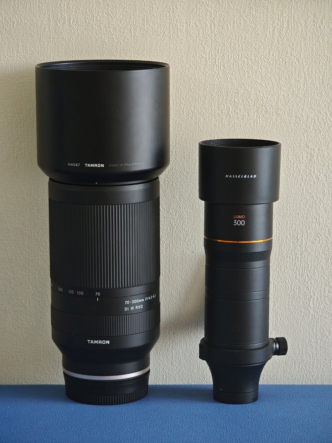 300mm和300mmPs.图1左边是外变焦镜头，此时处于收纳状态 