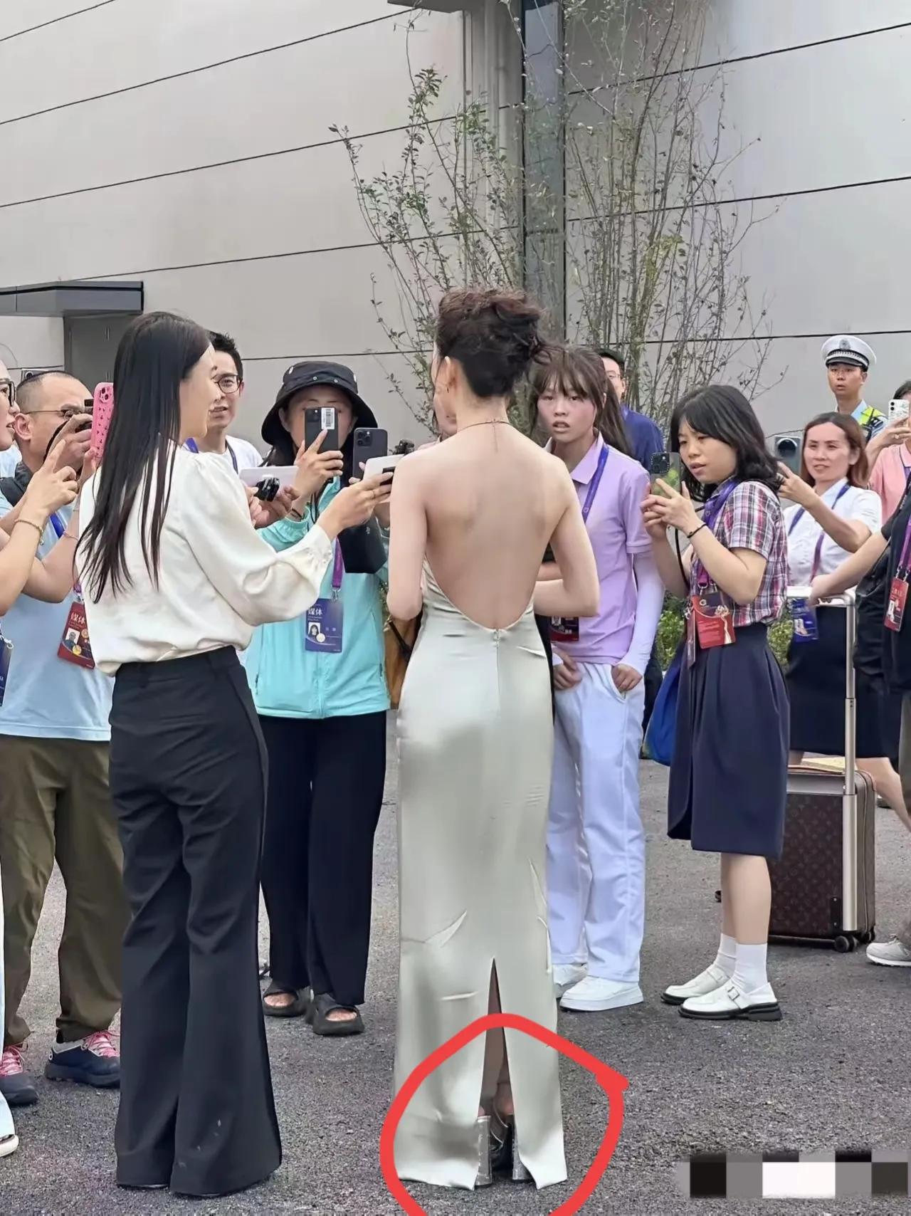 周冬雨这0号身材是真好。
这高跟鞋是真高。
目测怎么也得有15cm，所以能够把1