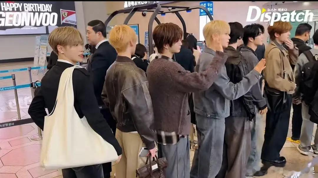 7驶今天机场集体落枕因为今天金浦机场有金虔佑生日应援大屏在他们左边7驶头一直往右