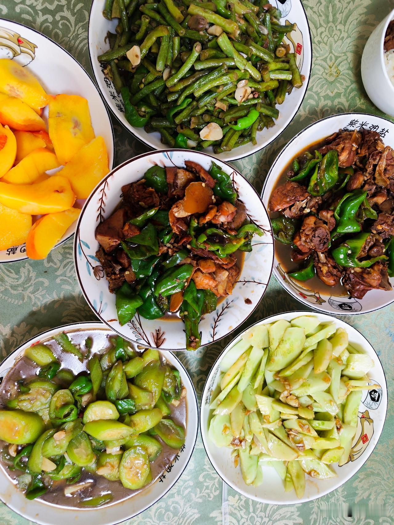 盛夏气温越来越高，影响了人们食欲，尽量吃些清淡食物，有利胃肠消化吸收。

一日三