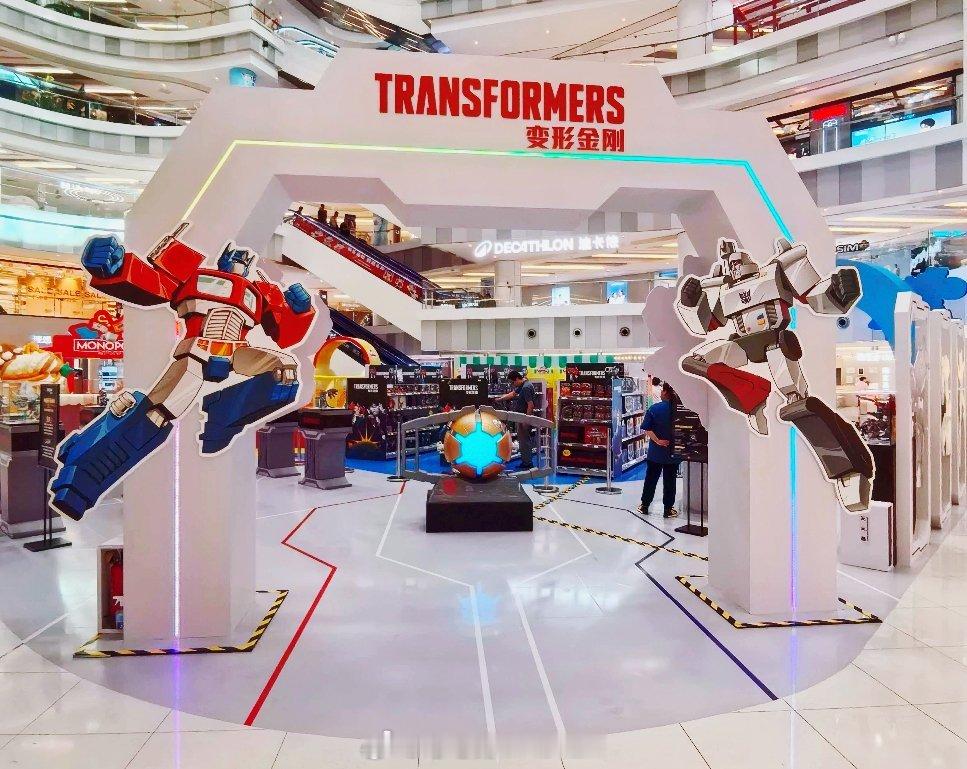 上海虹桥南丰城举办的孩之宝玩具嘉年华变形金刚区域相关看来很多展品都是bw官方摊位