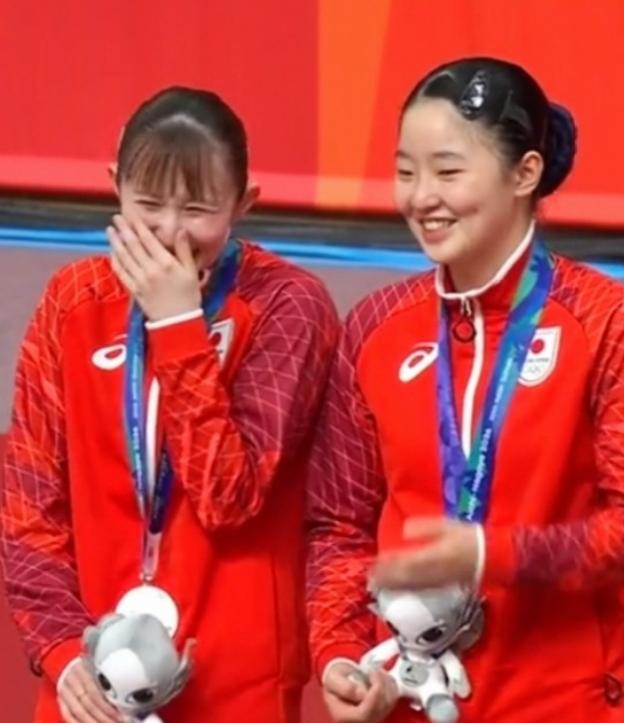 果然爱笑的女孩儿运气不会差。
女双颁奖仪式出现耐人寻味一幕。早田希娜全程捂着嘴笑