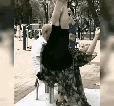 又看到＂大家瞧一瞧他俩在干啥大家猜一猜啥关系＂这种老套路了，互联网祖传钓鱼文案。