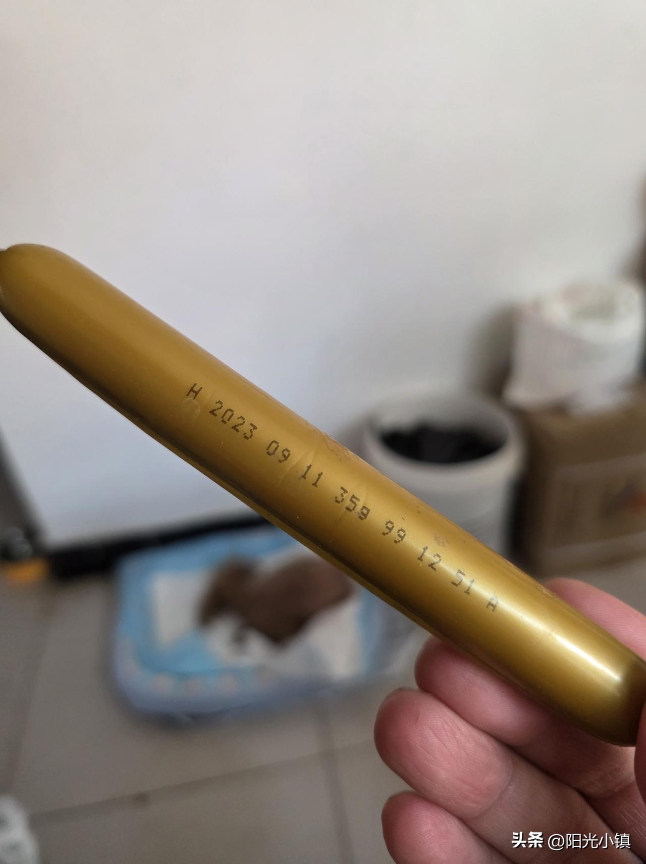 很吓人！

昨晚没吃饭，十二点左右饿得不行了，从床上爬起来，想找点东西对付对付。