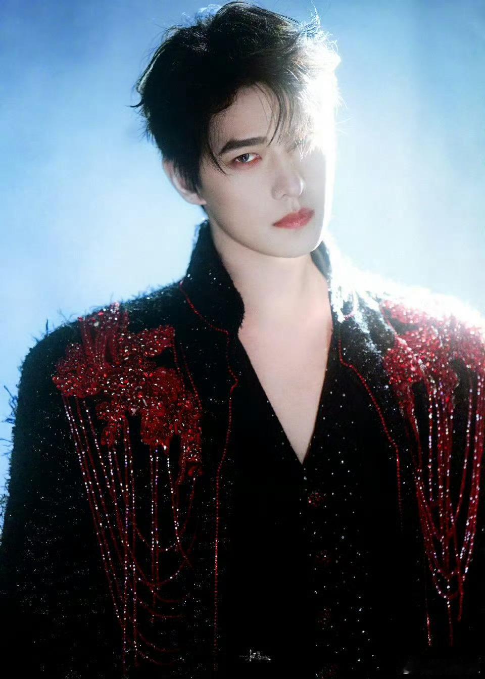 杨洋出神图只需要一束光杨洋跳出舒适区挑战暗黑风当光影成为画笔，杨洋便是最好的画布