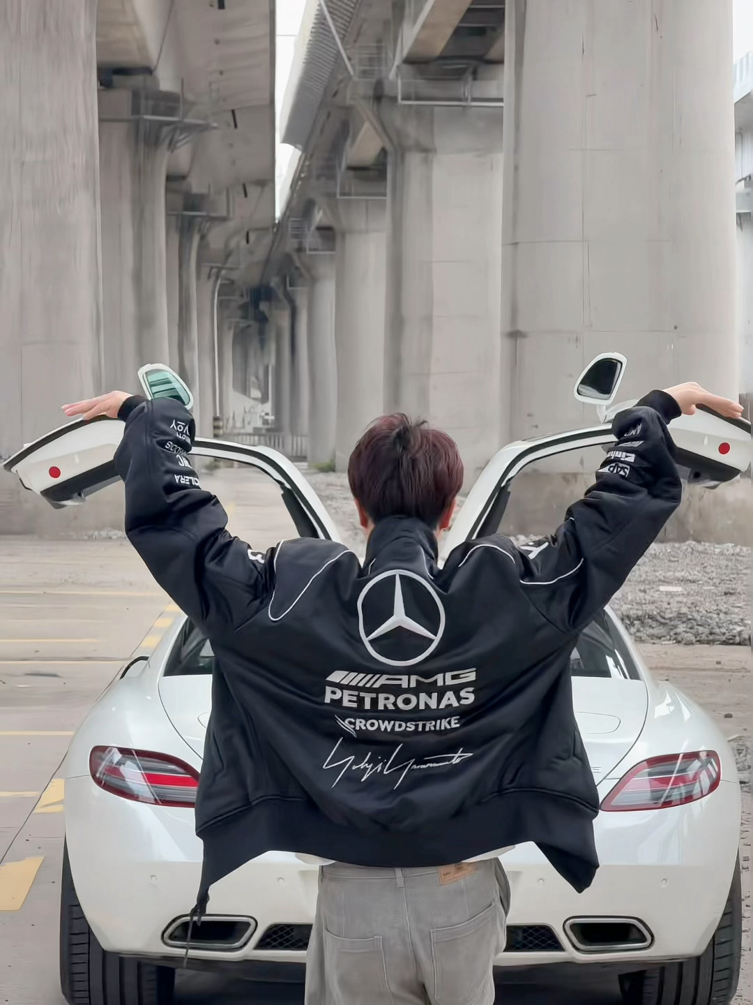 自从AMG的服饰合作转头AdidasTa们的衣物周边就夯的起飞了 