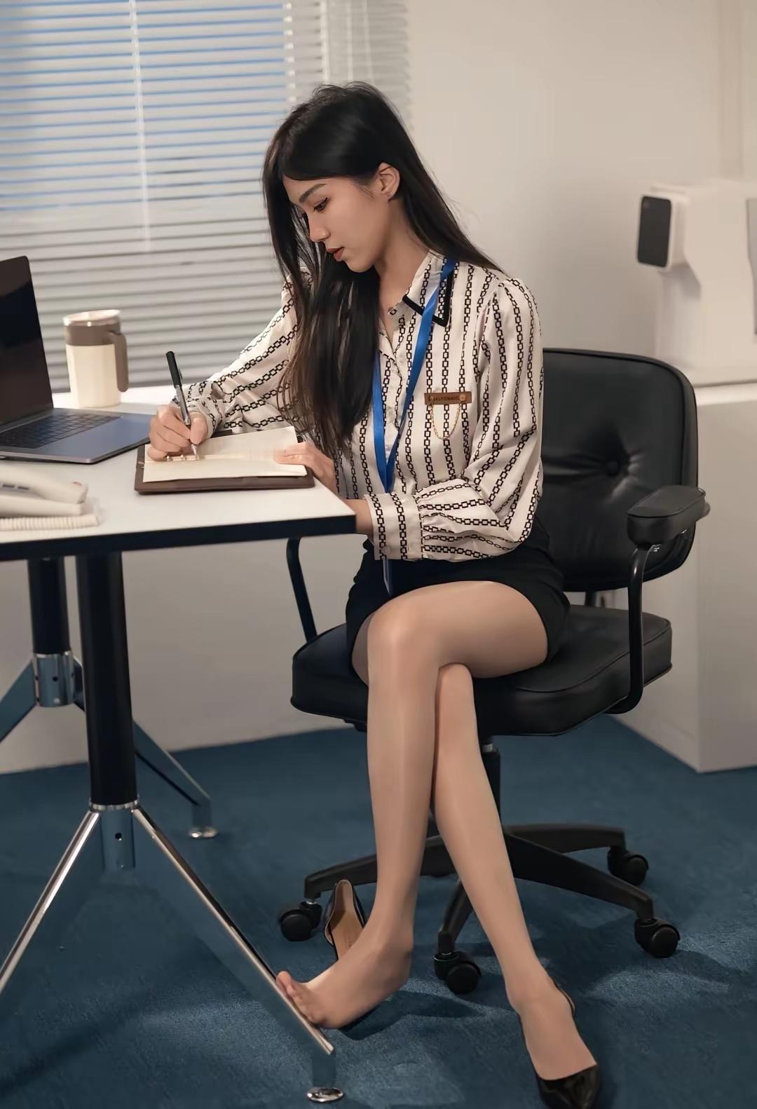 办公室日常✨ 专注工作，享受生活💼💻
该如何穿搭让人百看不厌倦?