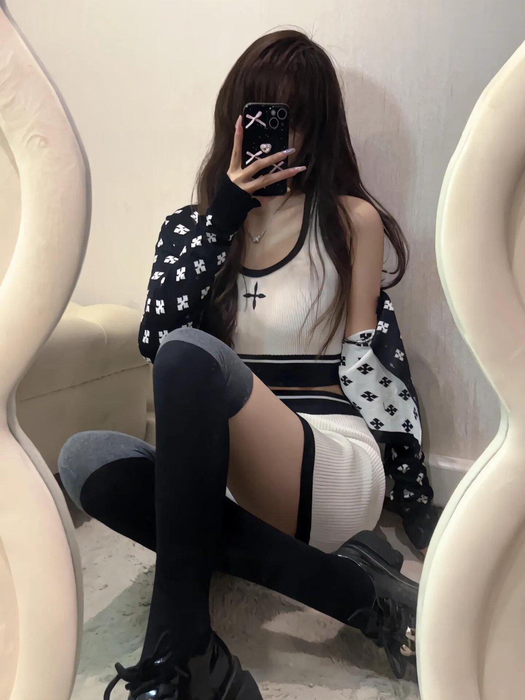 爱是一件很美好的事，但很爱很爱却是一件糟蹋的事 