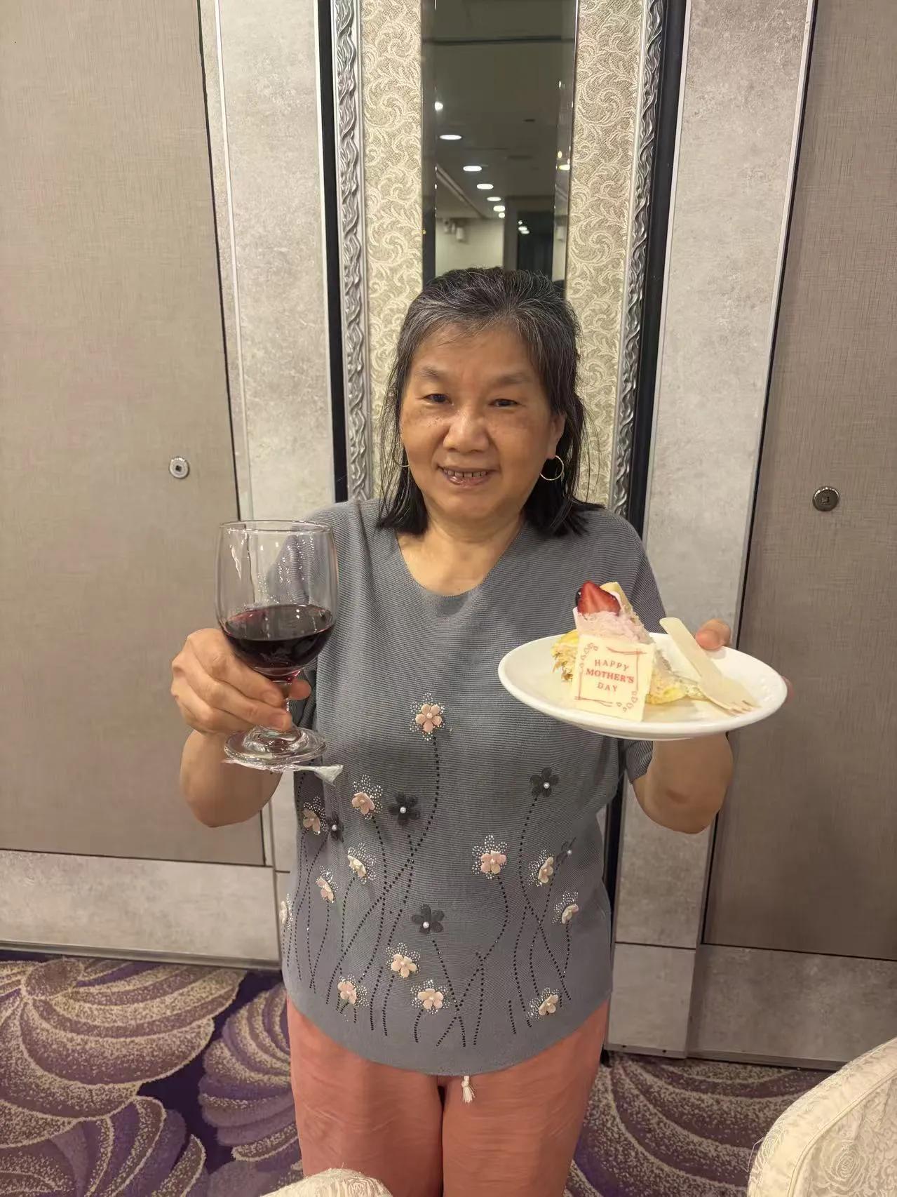 明天母亲节，仨子女今晚团聚吃饭庆祝，一家人开开心心切蛋糕，送上子女孙辈们给老妈的