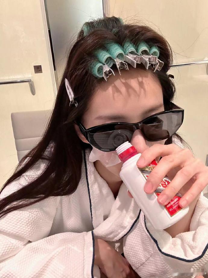 #李一桐酱香新中式##李一桐上红毯前喝白酒# 李一桐开启了酱香新中式的潮流，喝白
