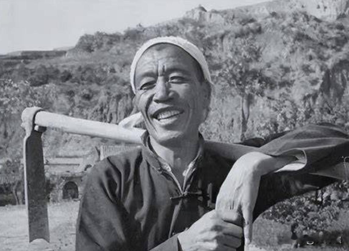 我很佩服大寨的陈永贵大叔，大跃进时，浮夸成风，几乎所有干部都造假，永贵大叔主政的