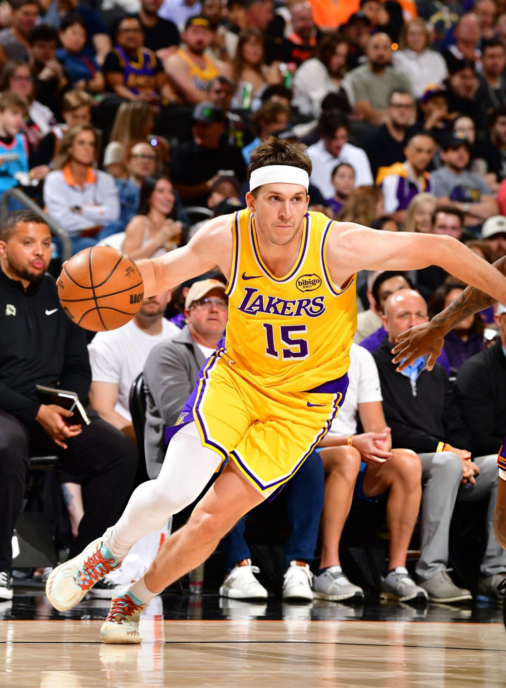 Austin Reaves 今日上脚准者 AR 3 “村曼巴” 配色。细节相当丰