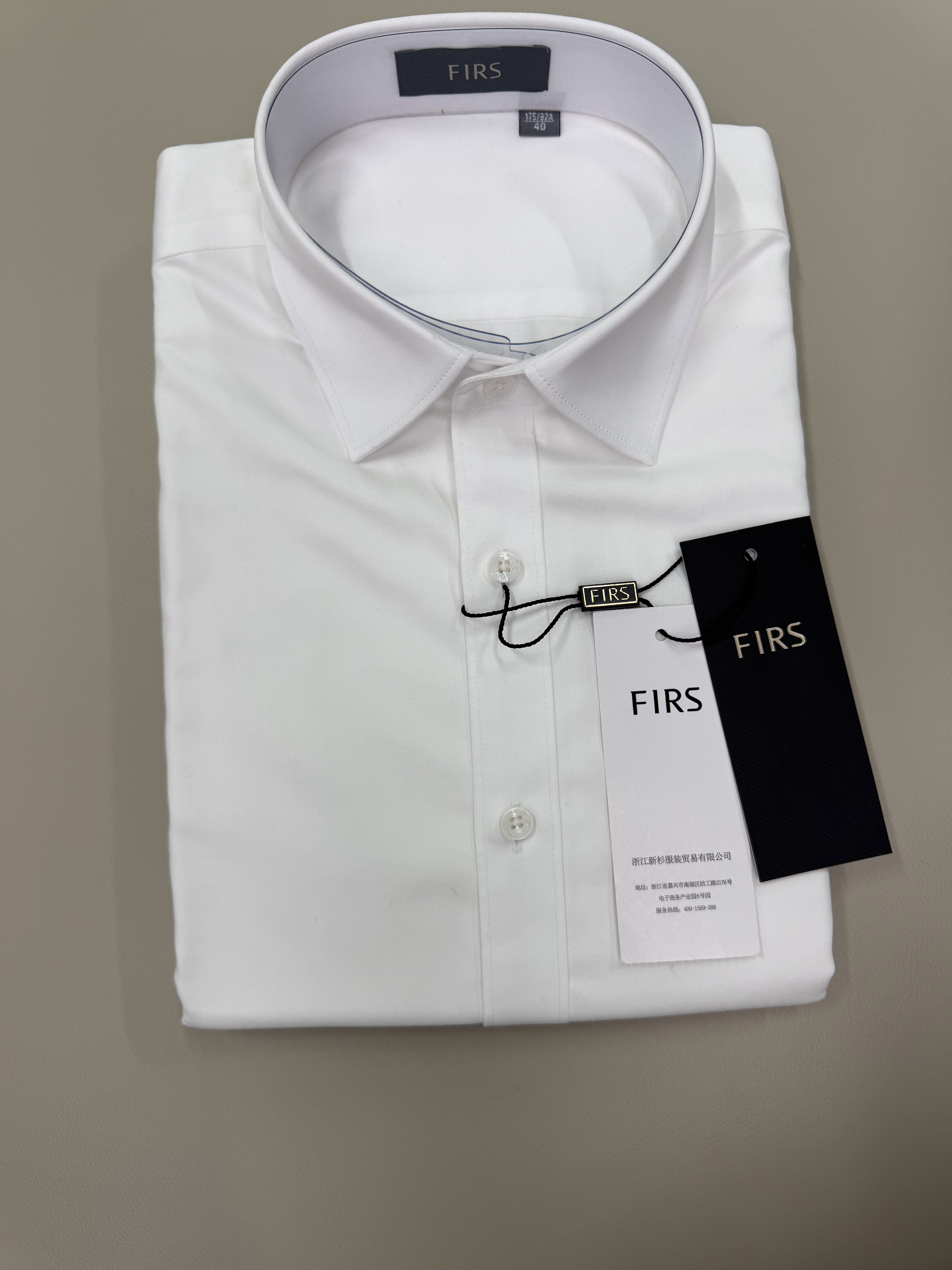 新买的杉杉短袖衬衫到货了，在深圳上班的好处，穿衣服就省不少钱，一条短袖可以穿4季