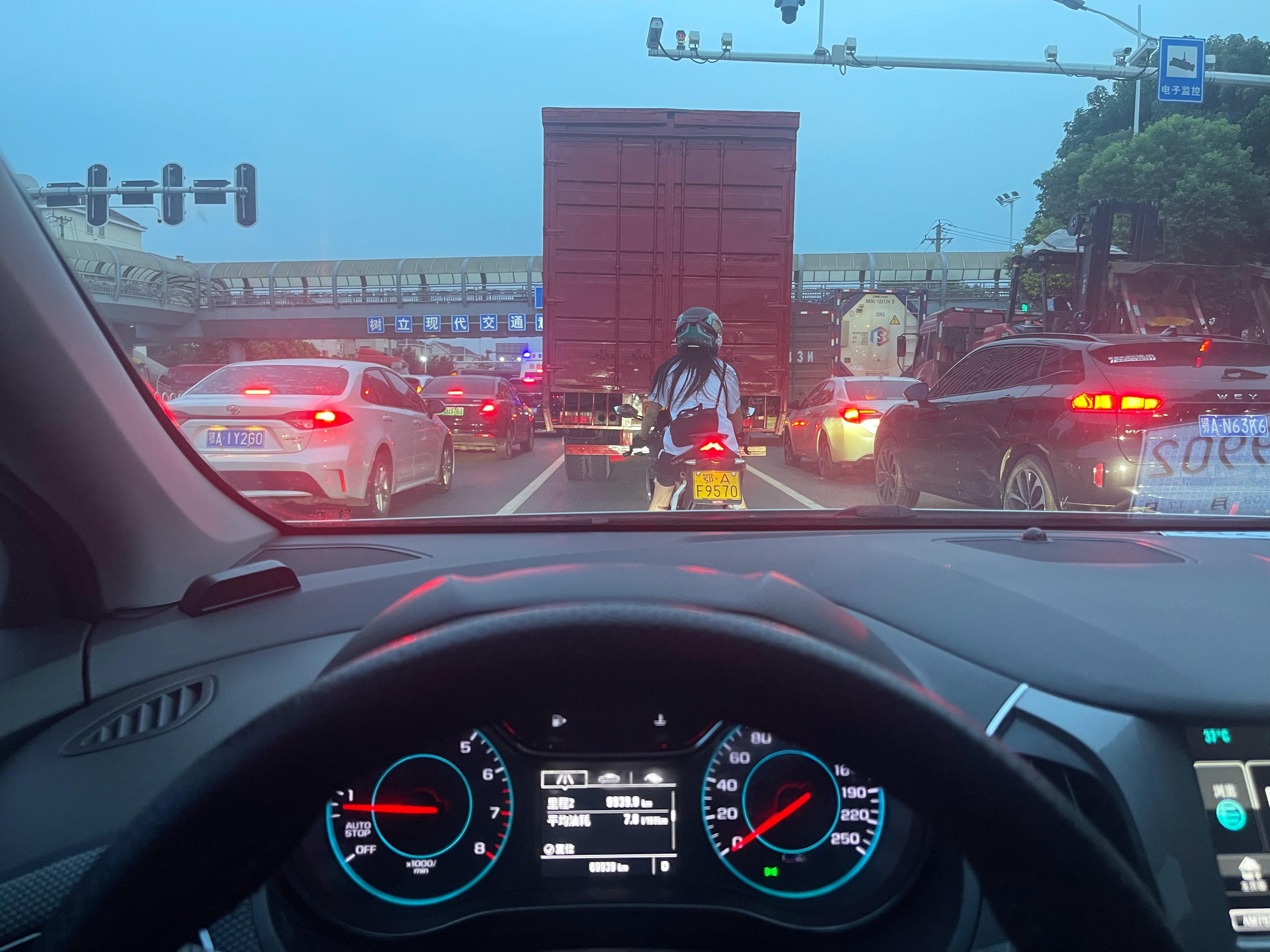 给客户送车上门的路上，遇到一个女骑手骑车姿势真的挺帅  弄得我想买台玩对了，黄冈