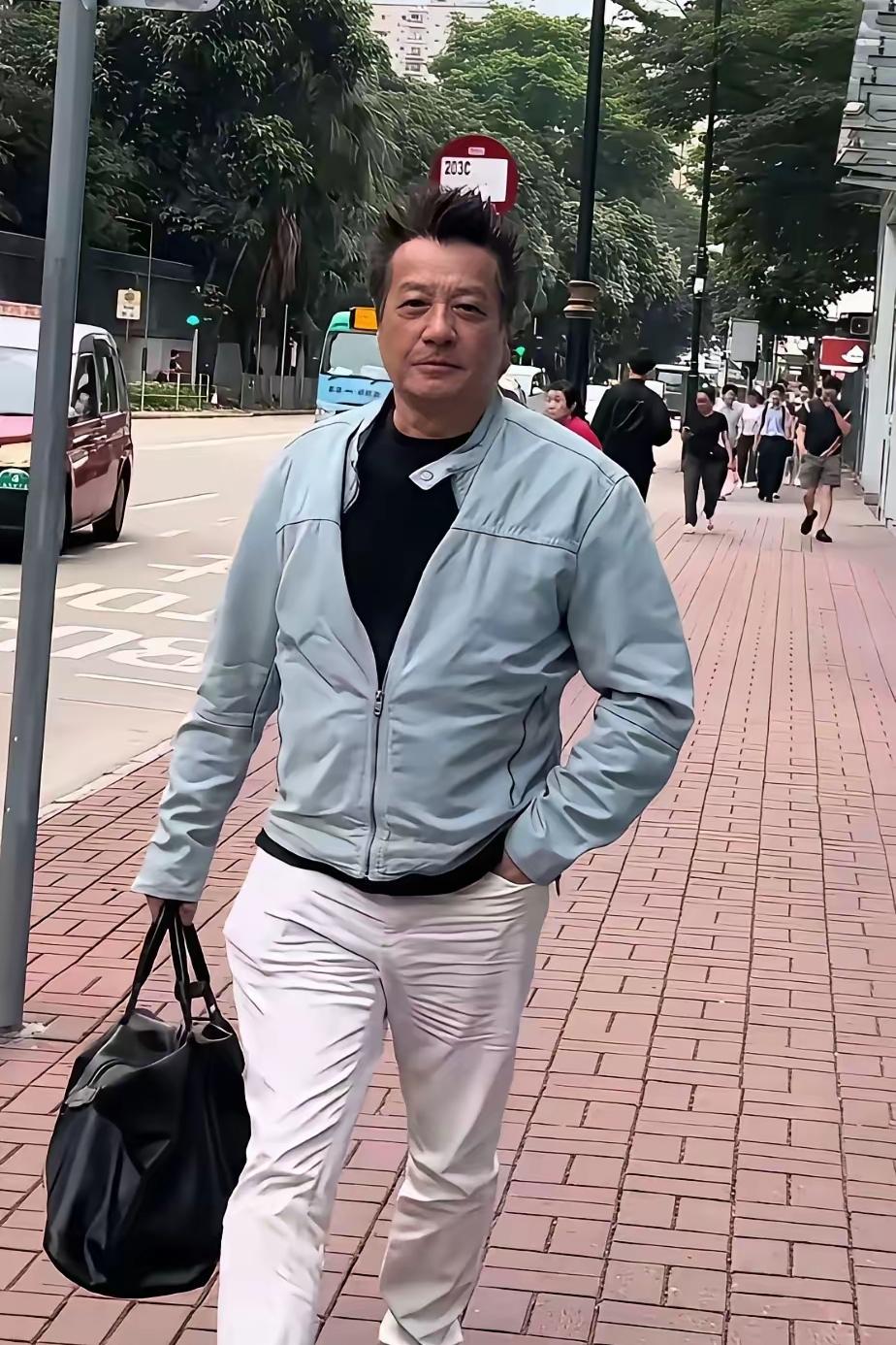 在香港街头偶遇一位明星
他真是太帅气了，身材很健硕，他一个人去逛街，一点也没有明