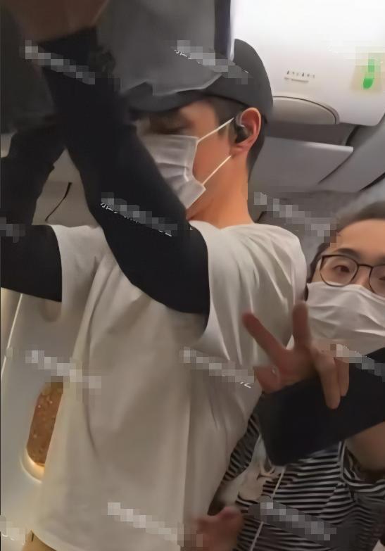 胡歌夫妇最新动态曝光，黄曦宁一个行为赢得赞赏，难怪没重蹈邹市明覆辙 