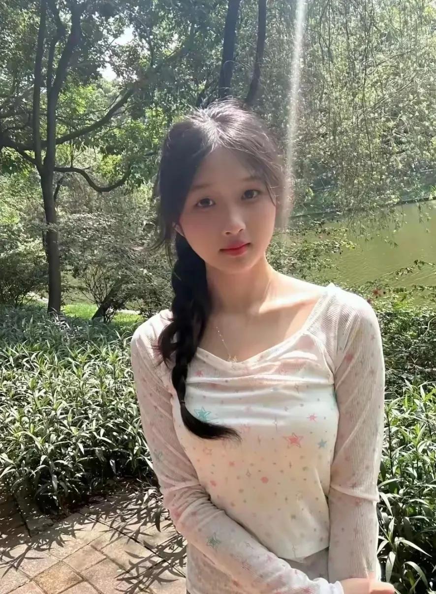 在那个阳光明媚的午后，我邂逅了美丽的她。初见时，她的美貌让我惊艳，忍不住多看了两