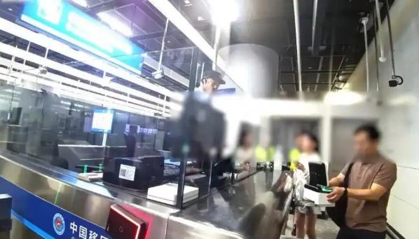 广州，高铁上，女子随手拎起一个灰色行李箱在深圳北站下车转乘，一路顺利抵达西九龙口