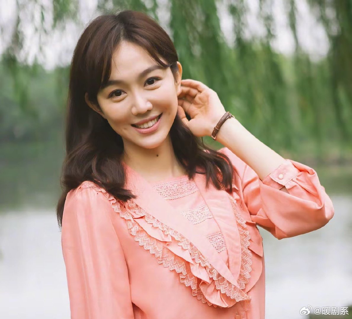 主持人问姜妍:“你什么时候学会做饭的？”姜妍说:“我小学一年级就开始学做饭，但是