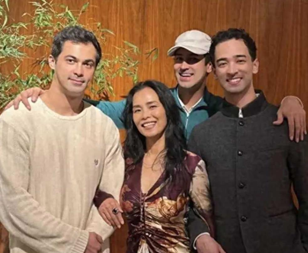 韦唯爱不爱前夫已经不重要了，
重要的是，这个她不爱的前夫给她留下了三个儿子，而且