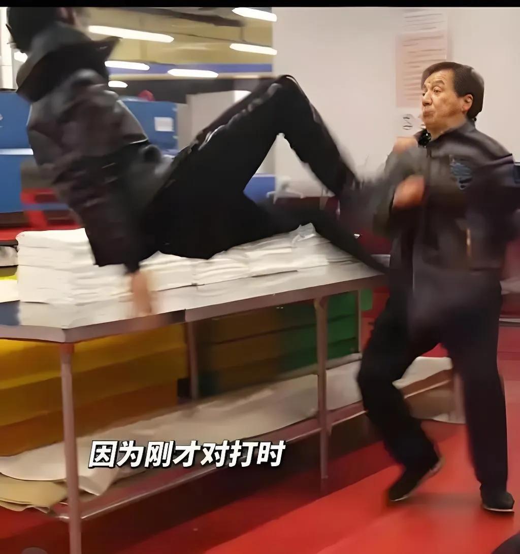 71岁的成龙在采访中坚定表示，要抛开“动作巨星”光环，回归演员本真。他坦言，年龄