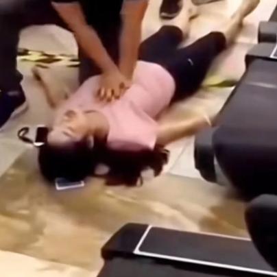 男子健身房跪地救回晕厥女子，视频传到网上反遭网暴：人工呼吸不知道垫张纸巾？手按的