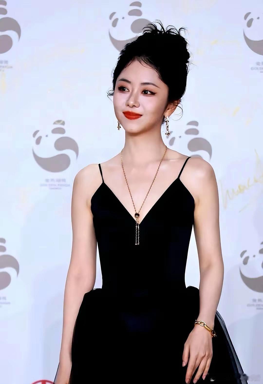高，实在是高！现在回头想想，我以前真傻，还以为谭松韵不签公司是图个清净，不想被人