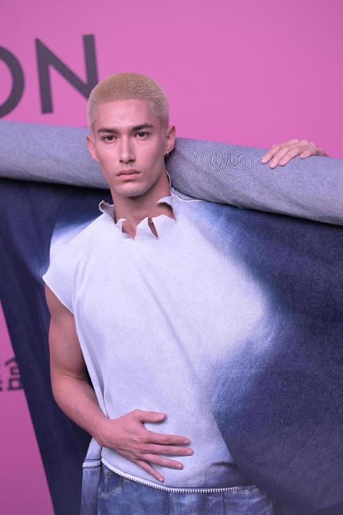 VOGUE盛典红毯上，米卡身着Robert Wun定制高定引爆全场。造型暗藏巧思