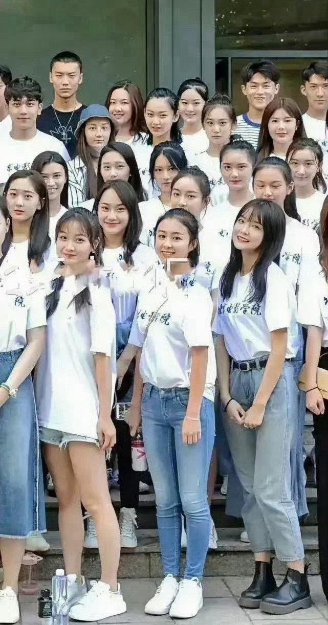 有网友说，北电学院第一排那个女学生以后会大火 