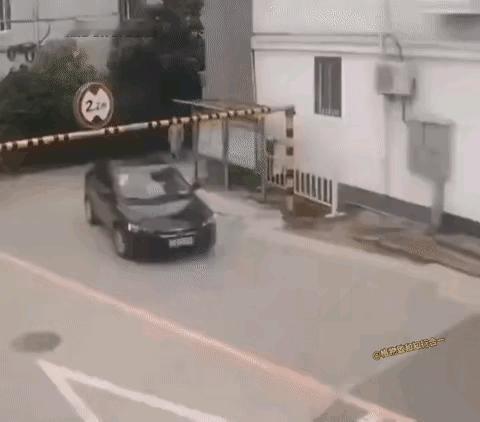 这下撞得应该不轻，算谁的责任呢