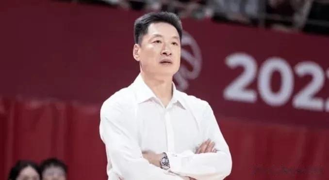 据篮球记者宋翔报道称，近日前上海男篮主教练李春江现身巴塞罗那观摩西甲的比赛。
李