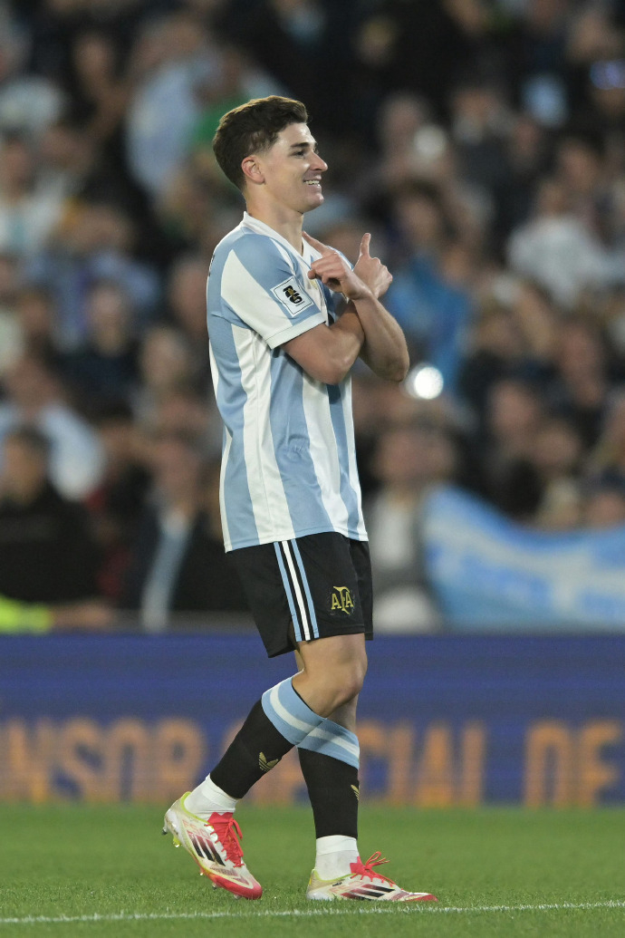 阿根廷4比1巴西阿根廷vs巴西真是断档的强！阿根廷队4比1战胜巴西队，成为首支晋