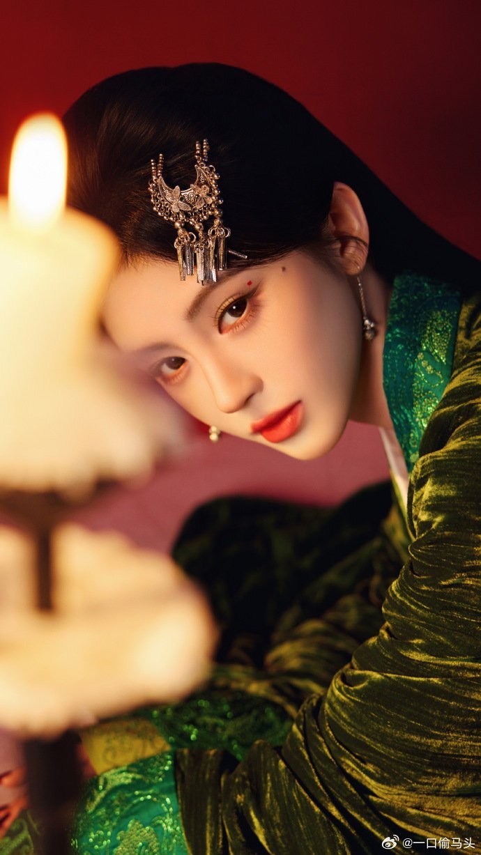 打的是田嘉瑞疼的是鞠婧祎比巴掌先来的是鞠婧祎的香气寄灵这心机小狗狗，想玩躲猫猫套