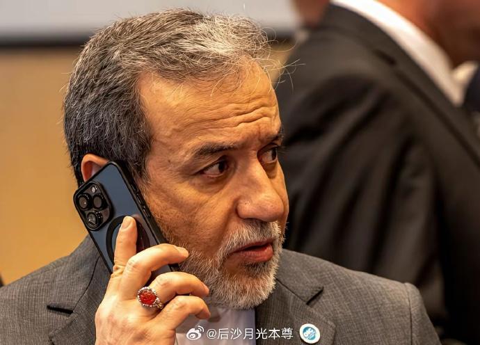 伊朗外长的手机我怎么看上去那么眼熟啊，难不成我们也用上了这等高密级的高级货了？