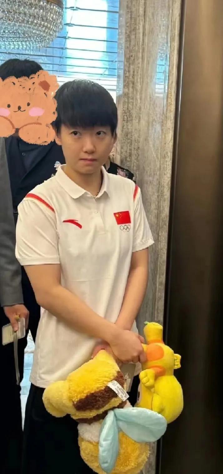 被孙颖莎可爱到啦
 
家人们，刷到莎莎这张图我直接被可爱晕！她手里抱着几个小卡通