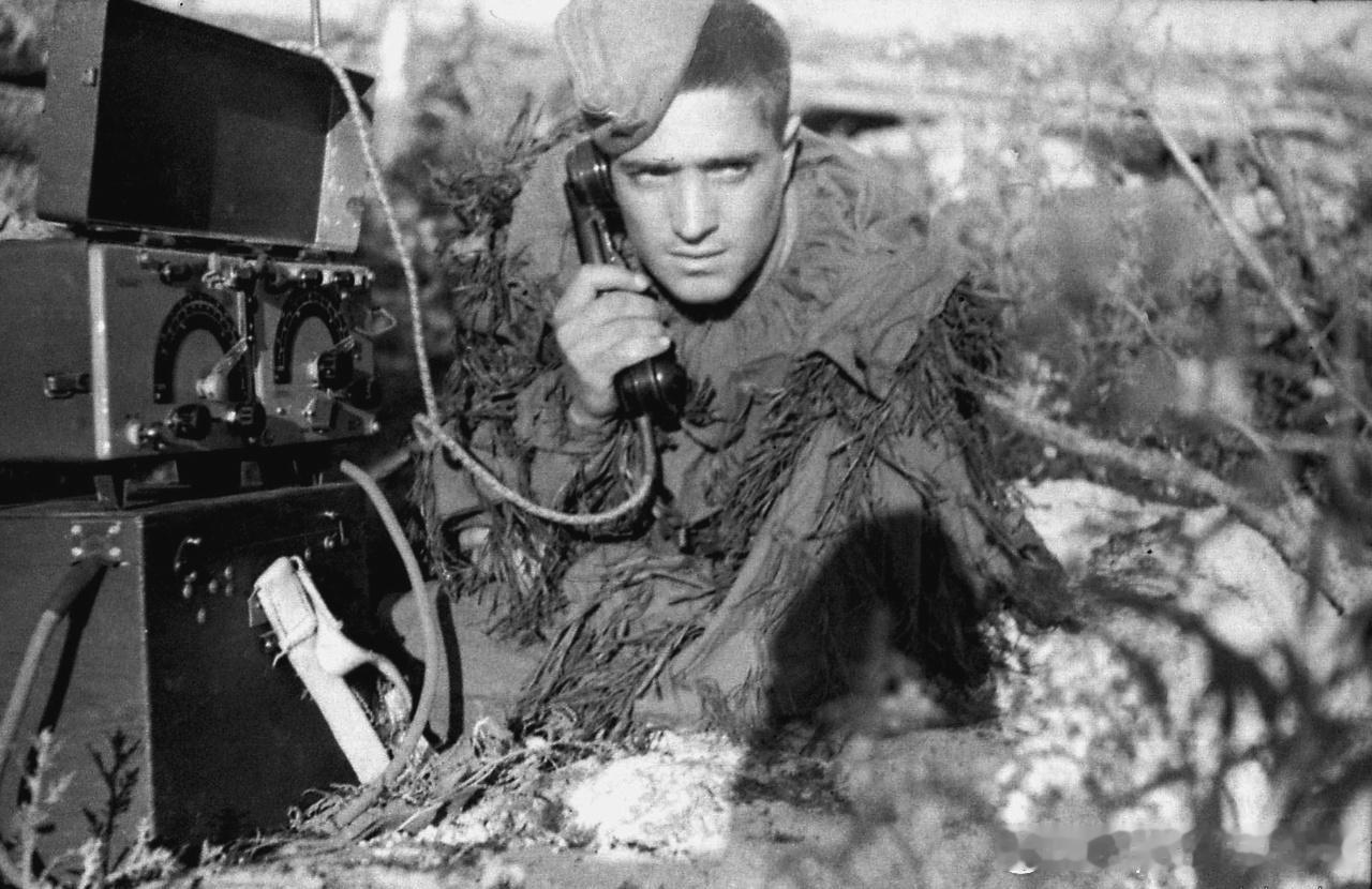一名身穿迷彩服苏军士兵在12-РП型电话机旁边军事历史全触达