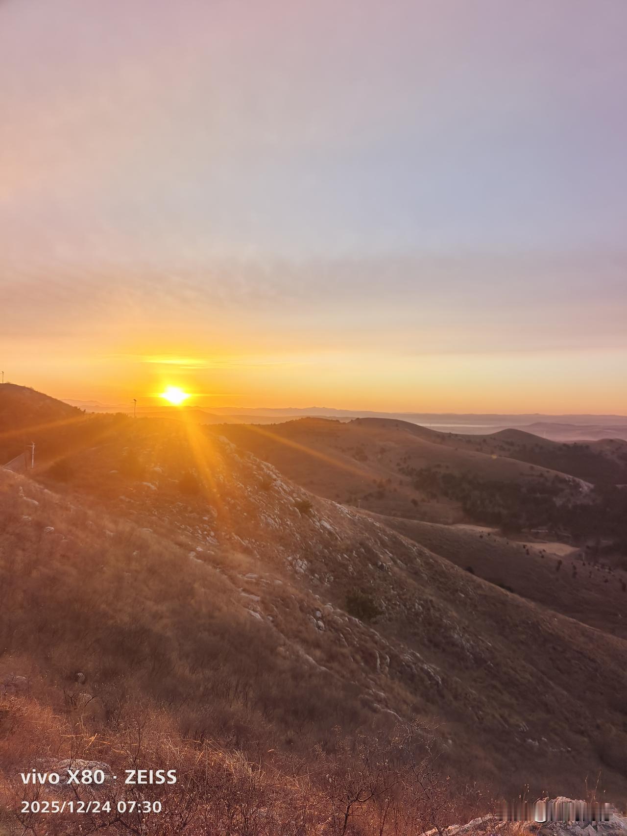 旭日东升，金光灿烂，北方冬天的天空，给人留下了无限的遐想，非常喜欢这样的美景，看