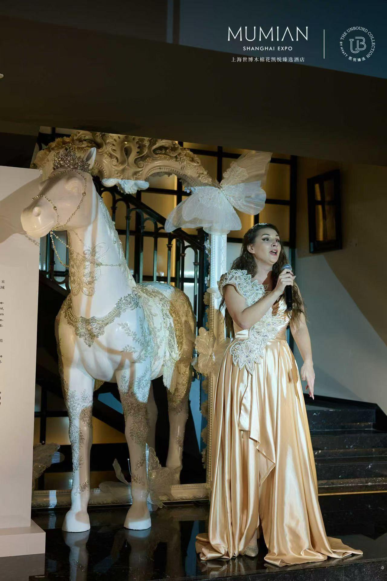 恭贺灵魂有香气的女神[心][玫瑰][玫瑰][玫瑰]
上海画展圆满收官，盛况斐然！