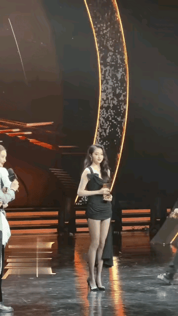 关晓彤，一个迷一样的女人！
漂亮，但没女人味！
露大长腿，也没女人味！
穿的少，