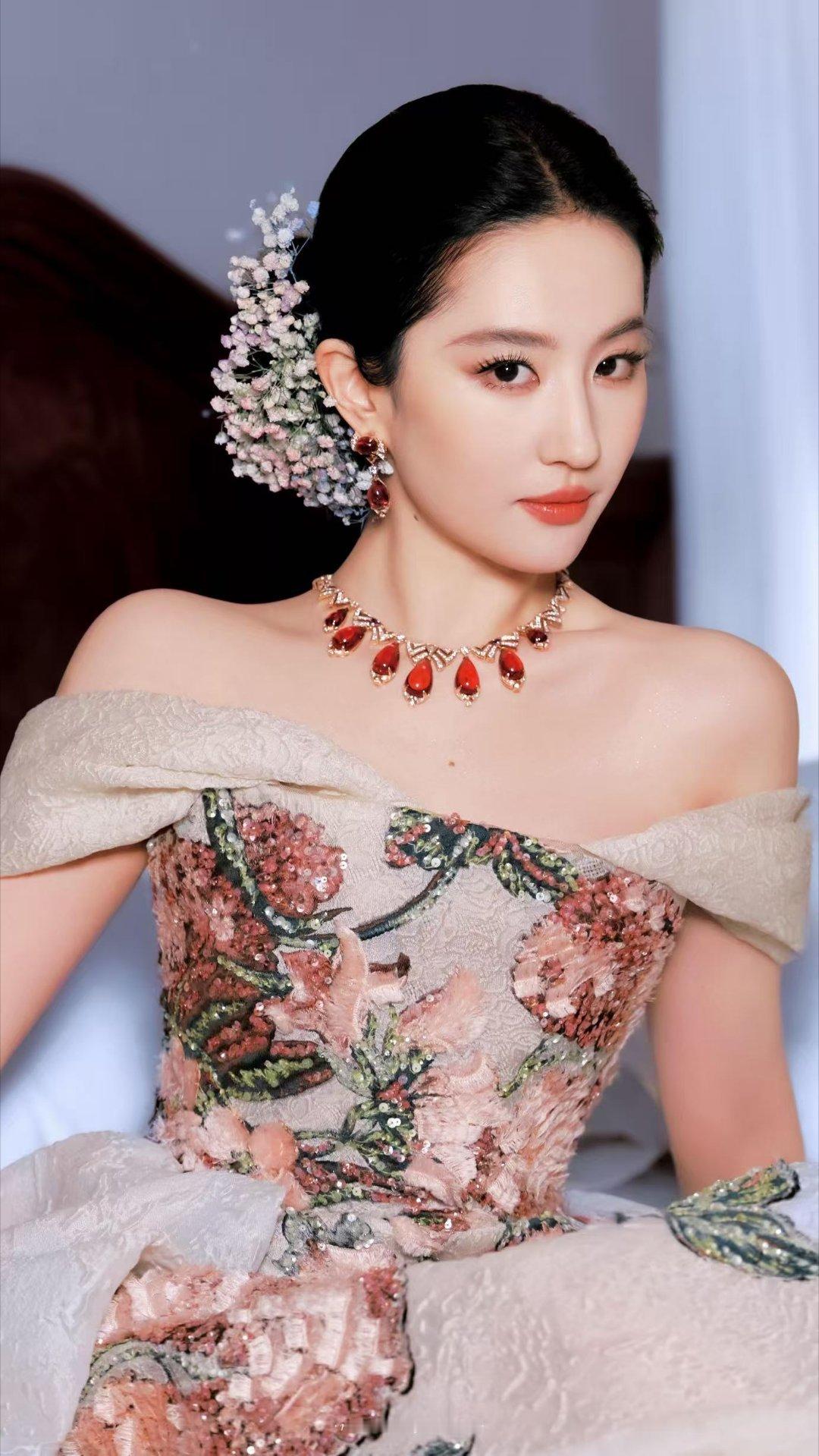 刘亦菲红毯从不失手 刘亦菲的美貌上限到底在哪？每次红毯都以为看到顶了，下次她又给