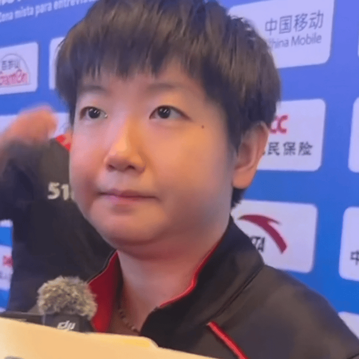 全运会后台采访孙颖莎，
前排的记者都在争先恐后地提问，
这时莎莎突然举手示意：