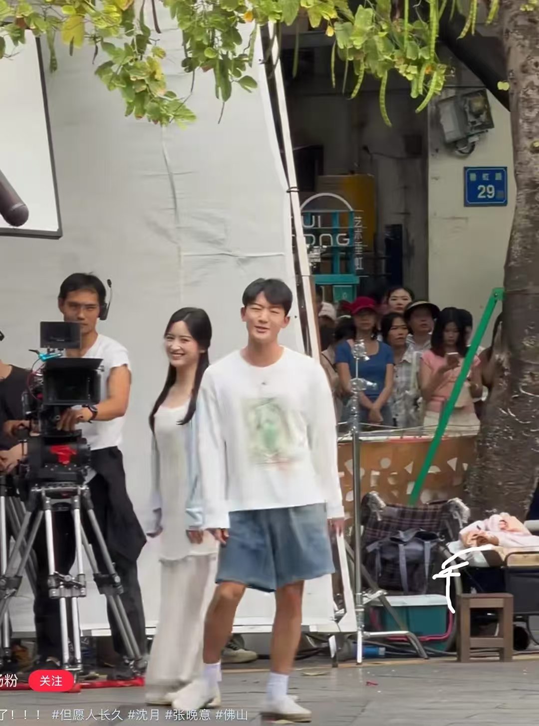 这个人是明星吗？这穿着打扮也太朴素了吧，给人一种我上我也行的感觉 